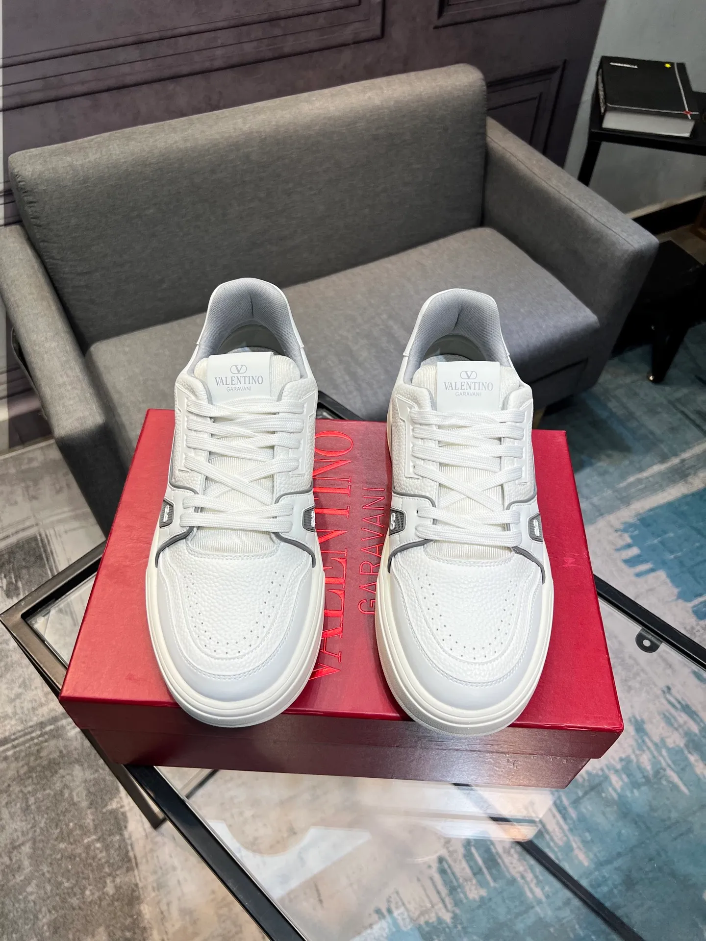 Men's men's shoes 💰660 𝑽𝒂𝒍𝒆𝒏𝒕𝒊𝒏𝒐 Valentino 𝑶𝒏𝒆𝑺𝒕𝒖𝒅 Couple's sneaker series Valentino 2025 latest couple's sneakers, celebrity style, hot sale. The original ZP was purchased and dismantled. Repeated pattern making and modification. I strive to restore the original version 1:1! Top luxury masterpiece, soft and comfortable, combining fashion and leisure, bringing excellent elegant texture and excellent on-foot comfort. Top purchase version upper: imported calfskin surface/original oil edge craftsmanship. Inner: water-dyed cowhide lining. Outsole: original development 𝐓𝐏𝐔 two-color combination outsole. Packaging: original configuration complete package. Code number: 35-44 yards. 34.45 can be customized. Can be customized (self-labeled-no label) order.